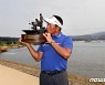 한국인 첫 PGA 챔피언스 우승컵 입 맞추는 최경주