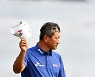 한국인 첫 PGA 챔피언스 우승 인사하는 최경주