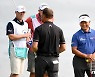 PGA 챔피언스서 獨  체카의 버디에 미소 짓는 최경주