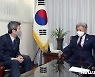 송범두 교령과 대화 나누는 이인영 장관
