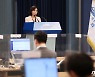브리핑하는 박경미 靑대변인
