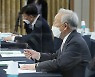 발제 경청하는 손경식 회장
