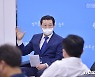 이용섭 시장 "광주·무안공항 통합, 군공항 연계 방침은 '합리적 결정"