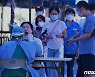 코로나19  검사하는 중국 의료인