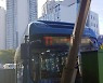 부산 시내버스 운행 중 가로등 '쾅'..승객 2명 부상