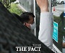'회장님 얼굴 보일라'..철통 경호하는 bhc관계자 [TF사진관]