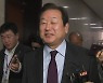 경찰, '가짜 수산업자에 렌터카 수수' 김무성 입건..수사 착수