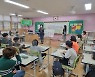 "병뚜껑 고리 분리배출 개선 될까요?" 한정애 장관 만난 학생들