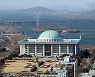"평생 쉴 한숨을 국감 때 다 쉬어요" 대기업 대관 A씨의 하소연