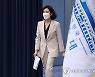 브리핑룸 들어서는 박경미 대변인