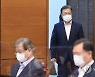 수석·보좌관 회의 참석하는 문 대통령
