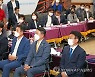 발전전략 청취하는 참석자
