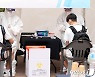 책가방 메고 코로나19 검사