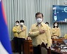 국기에 경례하는 문재인 대통령