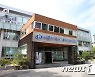 무주군 "가축질병 차단 방역"..185개 축산농가 정기점검 실시
