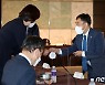 위원들과 인사 나누는 양성일 위원장