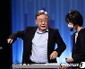겉옷 입는 이재명 후보