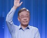 이재명, 여유로운 손인사