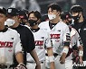 승리의 기쁨 나누는 KT선수들