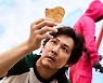 '오징어 게임' 황동혁 감독 "이정재, 밉상 캐릭터마저도 밉지 않게"