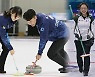 '기다려, 베이징'..컬링 '팀 킴'·믹스더블, 해외서 담금질