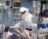 [기고] '위드 코로나' 시대, 중환자 기준으로 방역 정책 개편해야