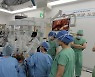 "세계 최초 간이식 수혜자, 로봇 이용해 수술 상처 최소화"