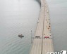 인천대교서 사고 낸 운전자, 차에서 내려 바다로 추락