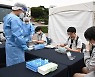 서울시교육청, 내달 6일까지 '다중적 방역 집중기간' 지정..신속PCR 검사 받는 학생들