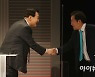 [포토]토론회 앞서 인사하는 윤석열-홍준표
