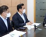 대장동 개발 특혜논란 의혹 최초 보도자와 이야기 나누는 안철수 대표