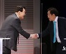 국민의힘 대선 경선후보자 토론회, 인사하는 윤석열-홍준표