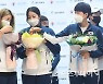 [ST포토] 강채영-장민희-안산 '꽃다발 받고 미소 만개'