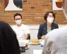 청년 과학자들과 간담회 하는 임혜숙 과기부 장관
