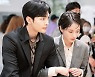 김민재 등 뒤에 쏙 숨은 박규영, 껌딱지 연인 모드? ('달리와 감자탕')