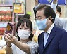 풍기인삼시장 상인과 기념사진 찍는 홍준표