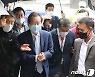 홍준표, 비 뚫고 풍기인삼시장 도착