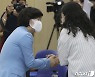 지지자와 인사하는 추미애