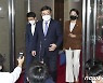 여야원내대표 회동 마치고 나서는 윤호중