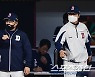 [포토] 김태형 감독 '홈런타자 환영해요'