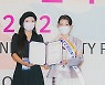 [bnt포토] '2021 미스(미시즈) 한복선발대회'에서 기념촬영하는 미시즈 k스타상 김지선-모델 송진영
