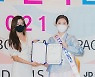 [bnt포토] '2021 미스(미시즈) 한복선발대회'에서 기념촬영하는 미시즈 뷰티상 곽나은-모델 강지은