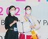 [bnt포토] '2021 미스(미시즈) 한복선발대회'에서 기념촬영하는 미시즈 패션상 김미란-모델 김승아