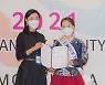 [bnt포토] '2021 미스(미시즈) 한복선발대회'에서 기념촬영하는 미시즈 미소상 마명옥-모델 김승아