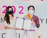 [bnt포토] '2021 미스(미시즈) 한복선발대회'에서 기념촬영하는 미시즈 맵시상 박혜경-모델 강지은