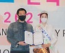 [bnt포토] '2021 미스(미시즈) 한복선발대회'에서 기념촬영하는 미스 미 안지영-박준호 팀장