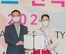 [bnt포토] '2021 미스(미시즈) 한복선발대회'에서 기념촬영하는 미스 숙 차유심-박의훈 대표