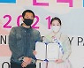 [bnt포토] '2021 미스(미시즈) 한복선발대회'에서 기념촬영하는 장덕한방병원상 김미나-박준호 팀장