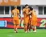 '황문기 럭키골' 강원FC, 포항 꺾고 꼴찌 탈출
