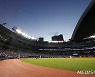 3만여 홈 팬 앞에서 투구하는 류현진